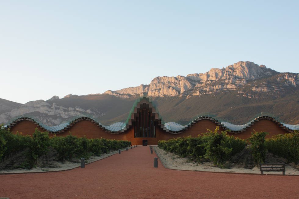 Budynek winnicy Bodegas Ysios w regionie Rioja Alavesa, autorstwa Santiago Calatravy