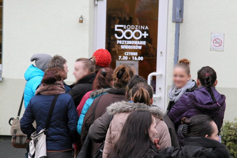 Rodziny, w których ktoś z rodziców pracuje i przebywa za granicą, miesiącami czekają na decyzję urzędów w sprawie 500 plus.