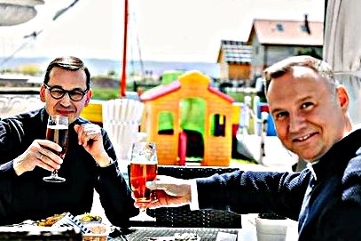 Premier Mateusz Morawiecki i prezydent Andrzej Duda razem piją piwo (30.05.2020).