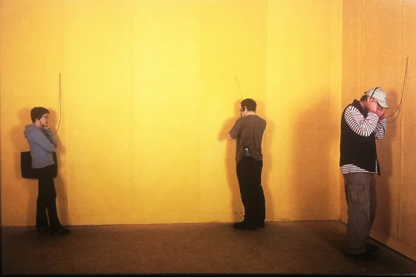 "ŻOŁTY POKÓJ", 1998-1999, papier ścierny, audio, słuchawki (wulgaryzmy PL, GE, EN, F) / "YELLOW ROOM", 1998-1999, sand-paper, audio, headphones (curses in PL, EN, GE, F),
foto: Centrum Sztuki Współczesnej Zamek Ujazdowski