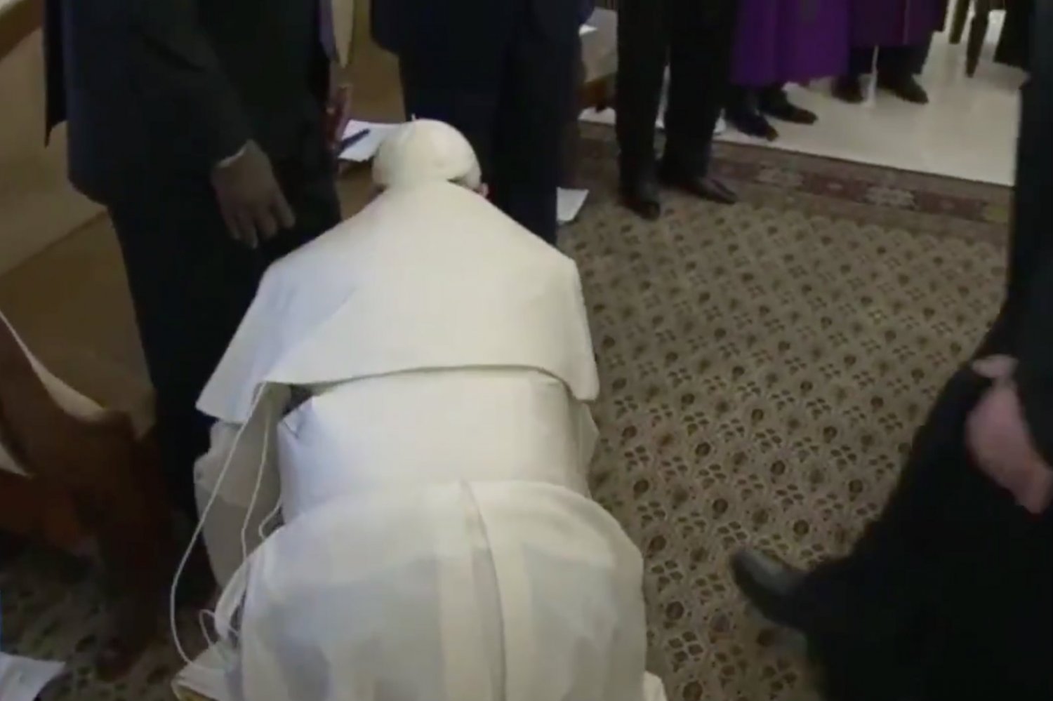 W czasie rekolekcji papież pocałował stopy sudańskich polityków.