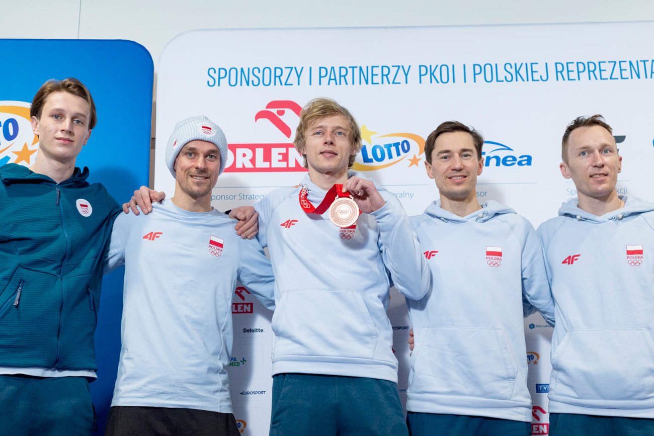 Polsce kadra skoczków narciarskich już w komplecie w kraju, po powrocie z igrzysk olimpijskich w Pekinie.