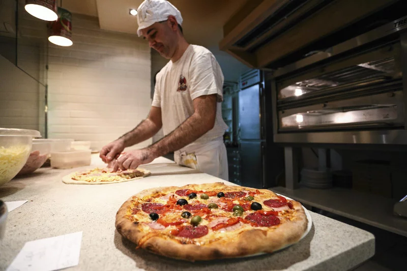 Średni koszt produkcji pizzy to około 6 zł.