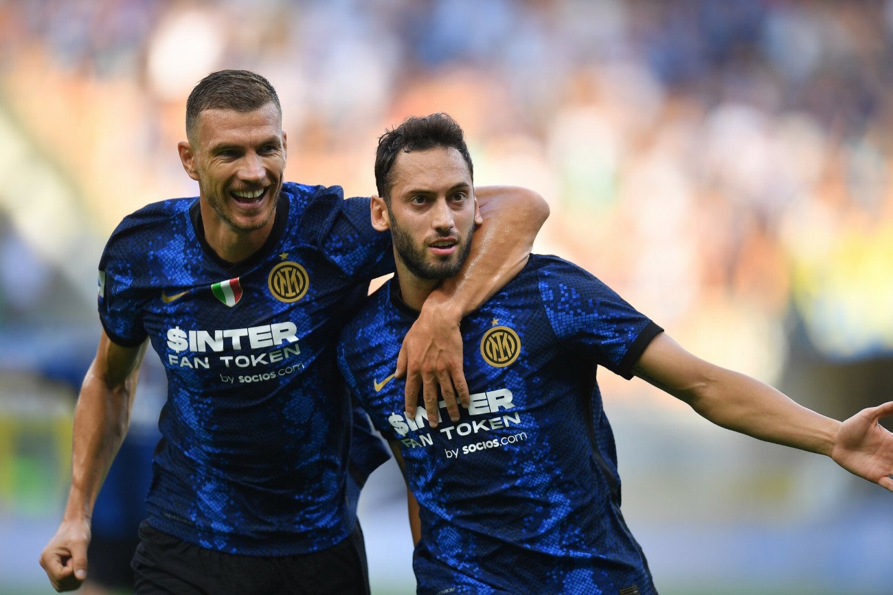 Edin Dżeko i Hakan Calhanoglu świetnie przywitali się z kibicami Interu Mediolan