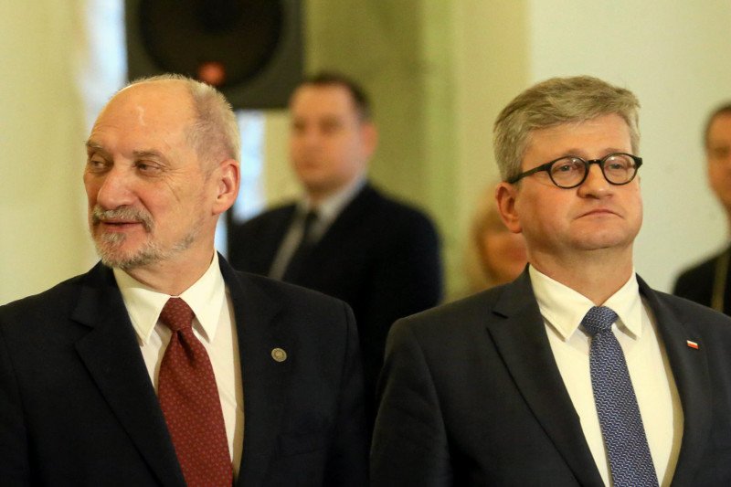 Paweł Soloch (z prawej) przekonywał dziś w RMF FM, że Polska nie wychodzi z Europkorpusu, a jedynie ogranicza zaangażowanie - z ponad 100 oficerów obecnie, do kilku w 2021 roku.