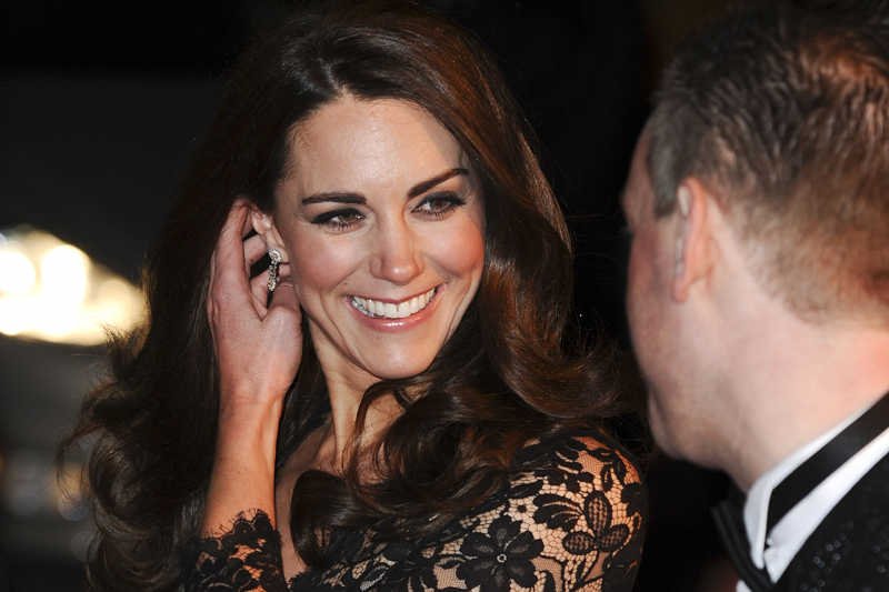 Prezenterzy australijskiego radia podszyli się pod Elżbietę II i dostali informacje o stanie zdrowia Kate Middleton.