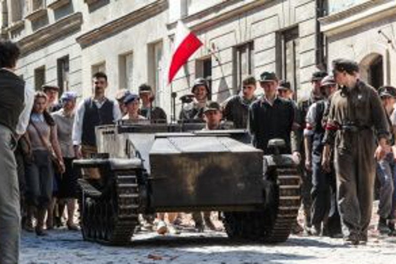 Powstańcy żywiołowo zareagowali na wieść o zdobyciu niemieckiego "czołgu".