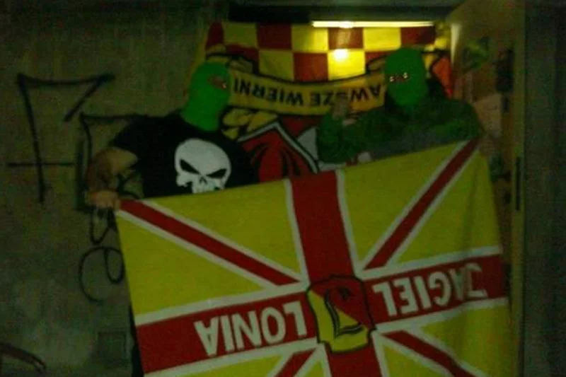 Chuligani Legii prezentują zdobyczne flagi Jagiellonii Białystok