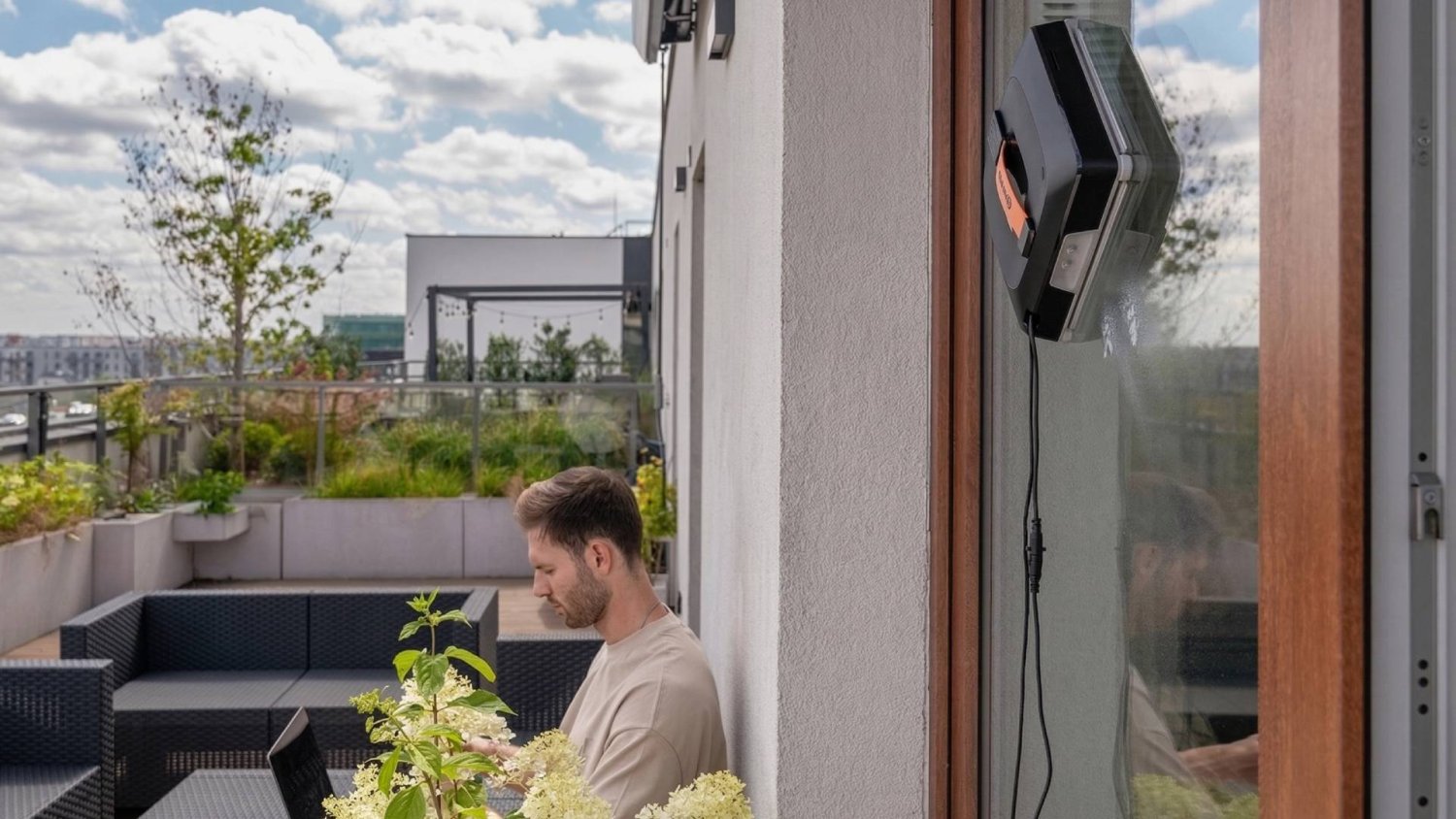 Robot do mycia okien? SETTI+ WC700 staniał o 200 zł i może właśnie jego szukasz