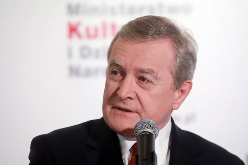 Minister Piotr Gliński wstrzymał wypłaty na wsparcie dla artystów.