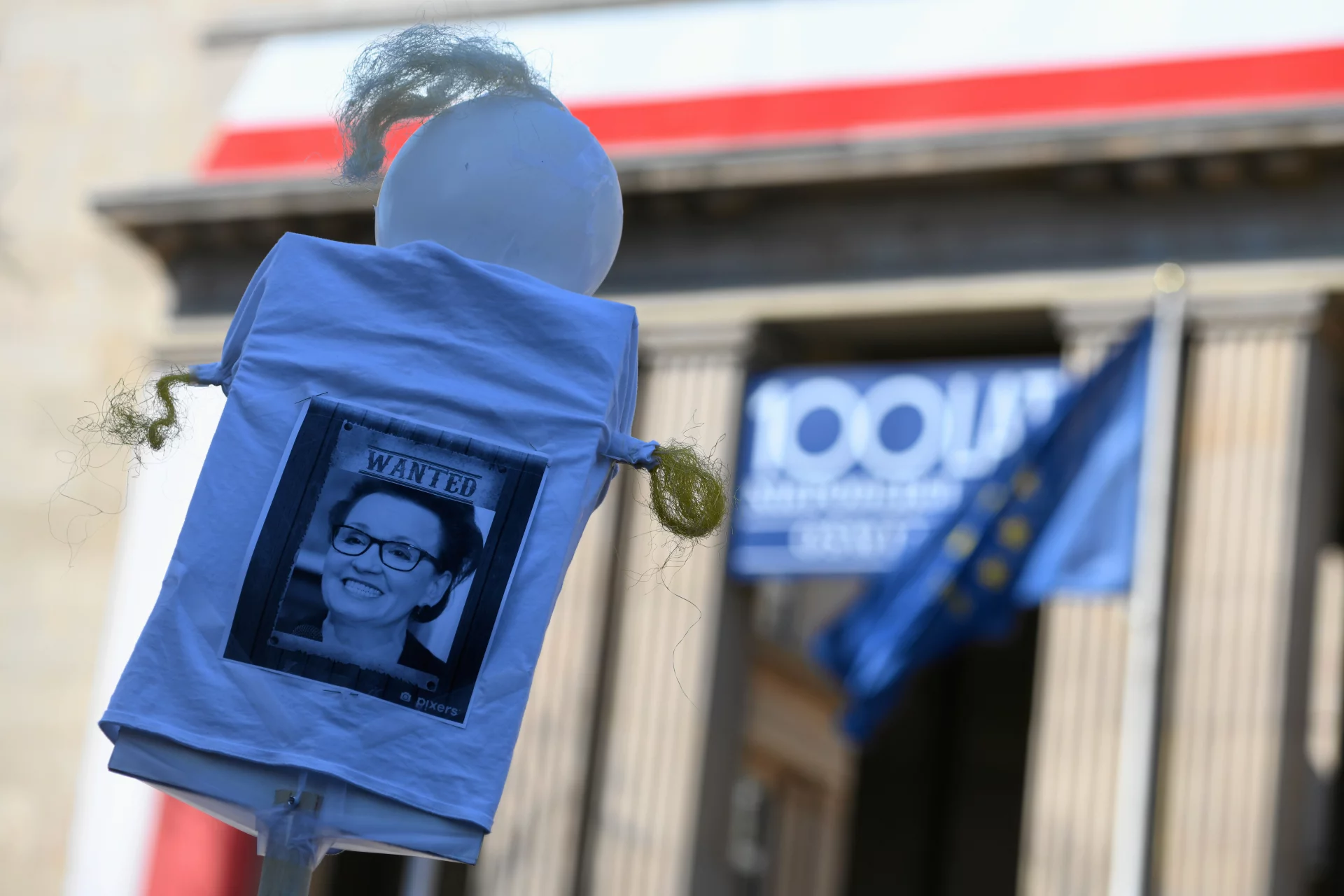 Marsz "Z Ochotą pod MEN ". Strajkujący już 10. dzień nauczyciele przeszli z Placu Narutowicza przed siedzibę MEN przy al. Szucha.