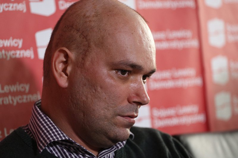 Tomasz Kalita podczas konferencji prasowej SLD w sprawie legalizacji medycznej marihuany