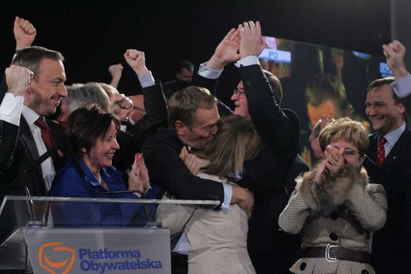 2007: Po nieudanej próbie budowania trwałego rządu z LPR i Samoobroną, PiS doprowadza do skrócenia kadencji parlamentu. Wbrew oczekiwaniom, wybory wygrywa jednak Platforma Obywatelska. (Na zdjęciu: Donald i Małogrzata Tusk w czasie ogłaszenia wyników)