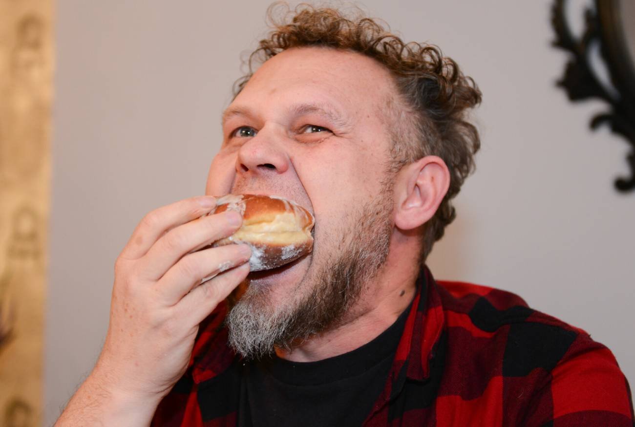 Największy błąd przy jedzeniu pączków. Polacy go popełniają Największy błąd przy jedzeniu pączków. Polacy go popełniają