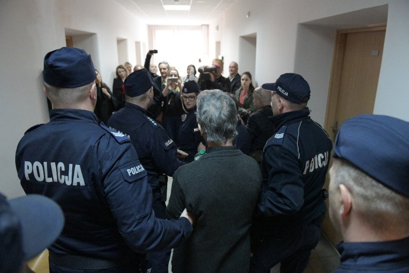 Ksiądz oskarżony o pedofilię na salę sądową wkroczył ze śpiewem na ustach.