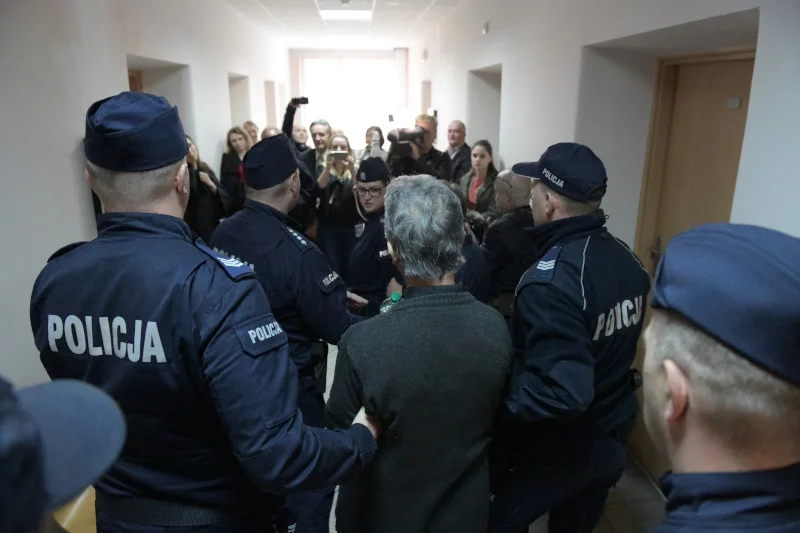 Ksiądz oskarżony o pedofilię na salę sądową wkroczył ze śpiewem na ustach.