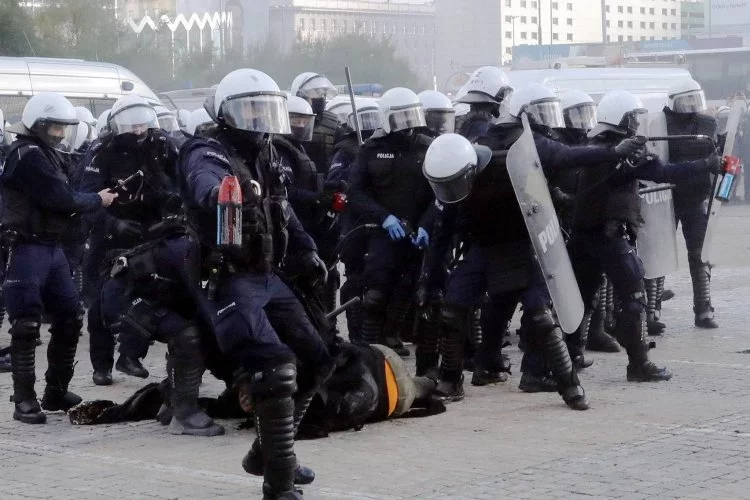 Policjanci zabezpieczający demonstracje będą musieli posiadać odpowiednie identyfikatory.