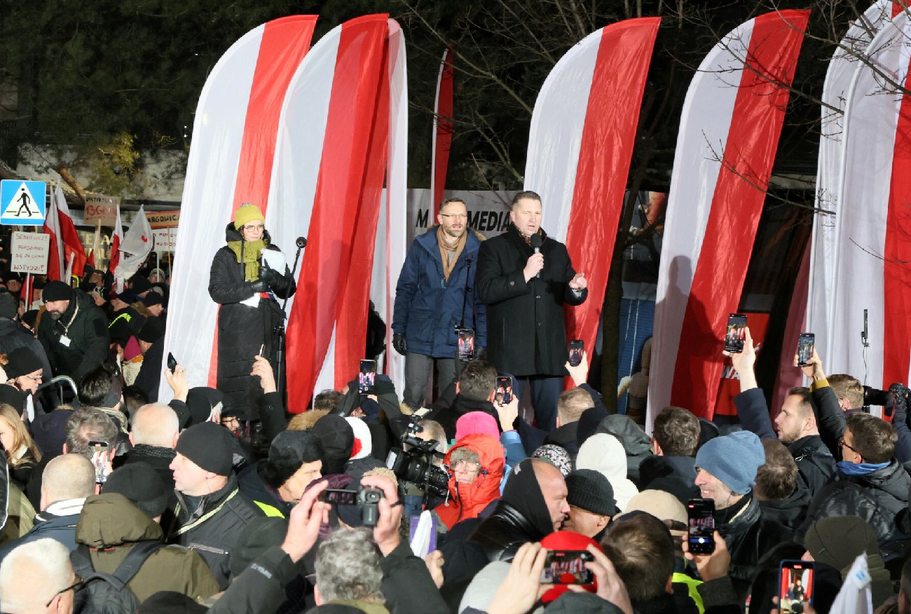 Incydent na marszu Kaczyńskiego. Z mównicy wezwali służby medyczne.