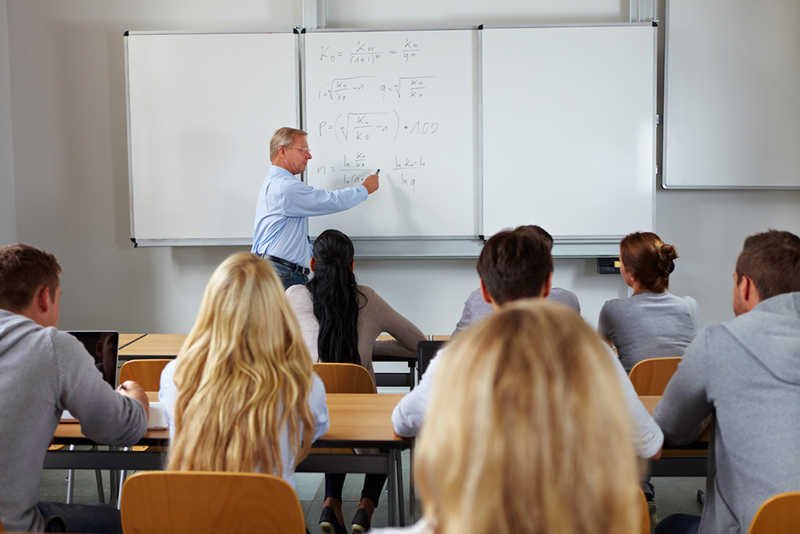 Studia podyplomowe i przebranżowienie to dla niektórych jedyna szansa na zdobycie pracy.