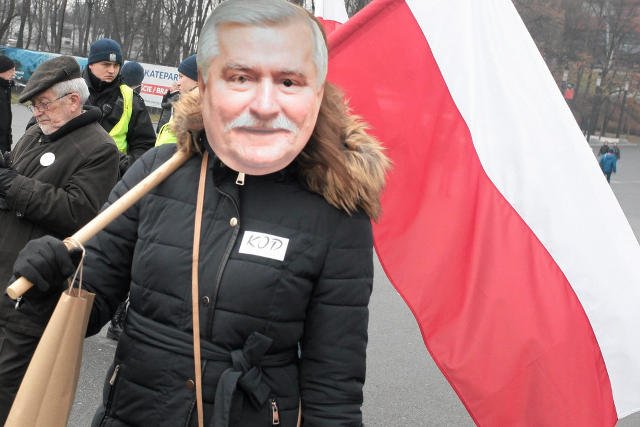Warszawski marsz pod hasłem "My naród" jest też poparciem dla Lecha Wałęsy, oskarżonego o współpracę z SB.