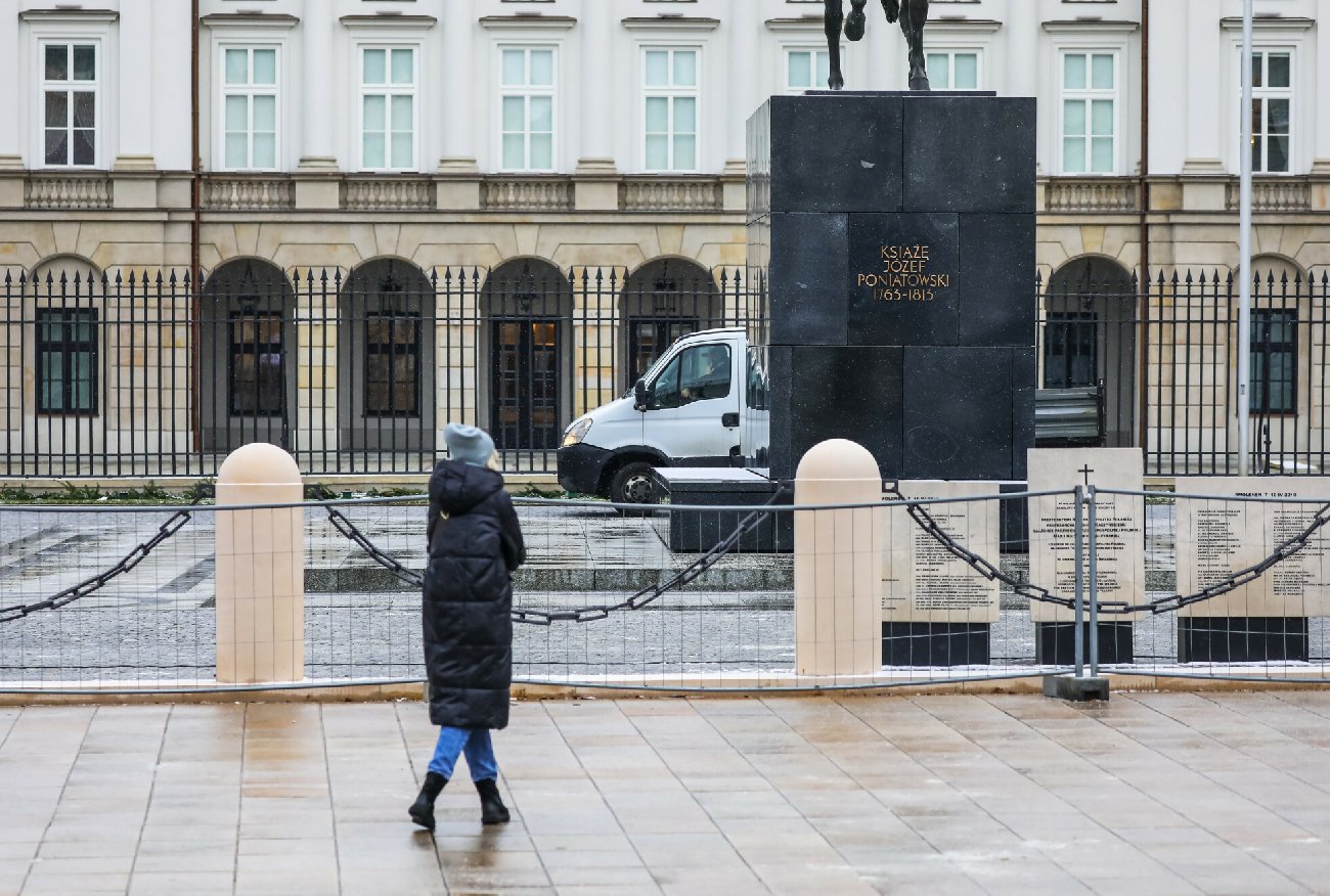 Incydent pod Pałacem Prezydenckim. Podpalił plecak na środku ulicy.