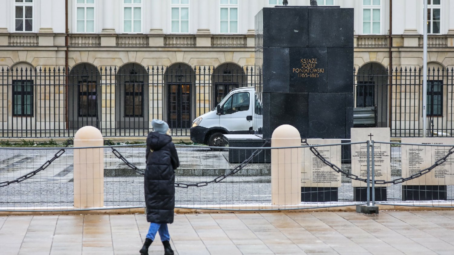 Incydent pod Pałacem Prezydenckim. Podpalił plecak na środku ulicy.