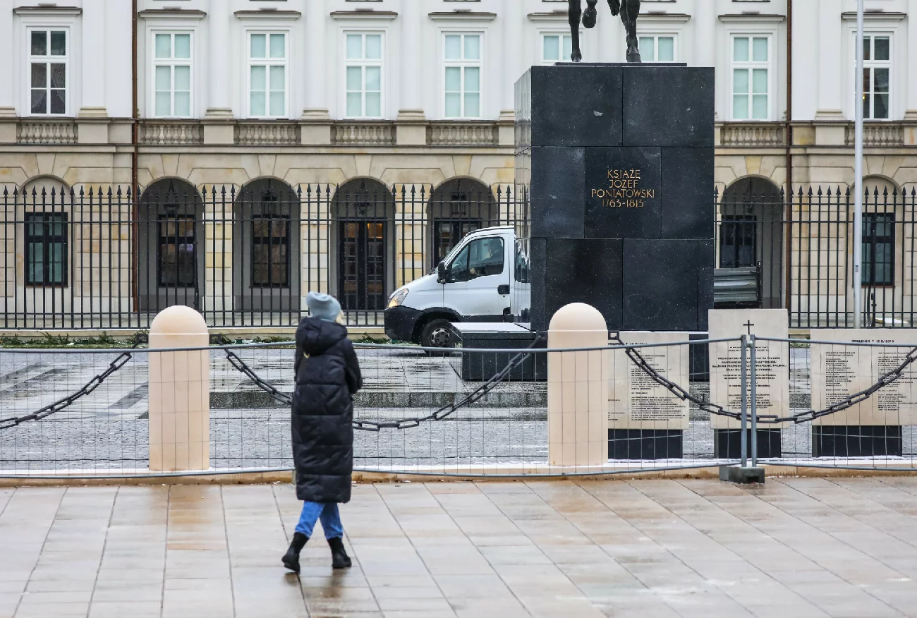 Incydent pod Pałacem Prezydenckim. Podpalił plecak na środku ulicy.