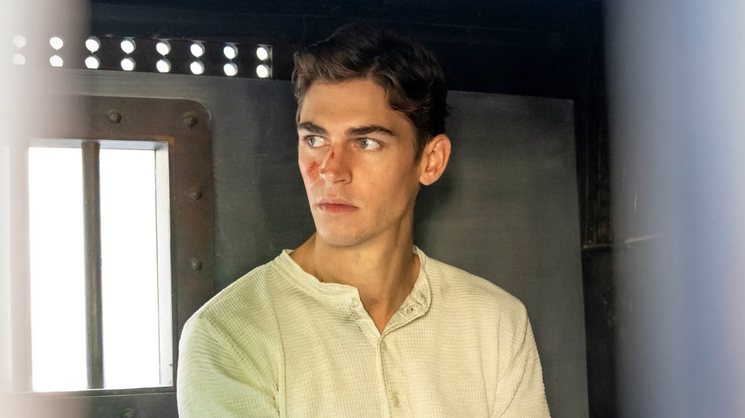"Młody Sherlock" jest tak dobry jak film z Downeyem Jr. Miał asa w rękawie Hero Fiennes Tiffin w serialu "Młody Sherlock"