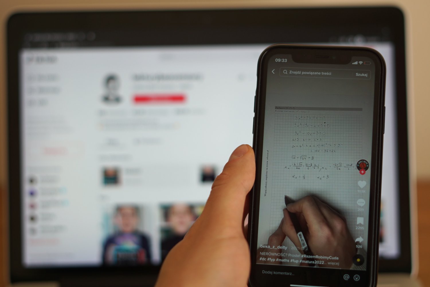 Przed maturą na TikToku trendują powtórki z matematyki czy angielskiego. Zadania są rozwiązywane na żywo.