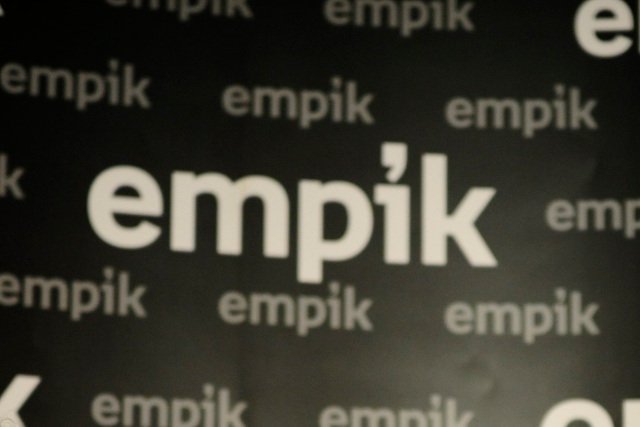 Pisarz Łukasz Kotkowski nie zostawił na Empiku suchej nitki