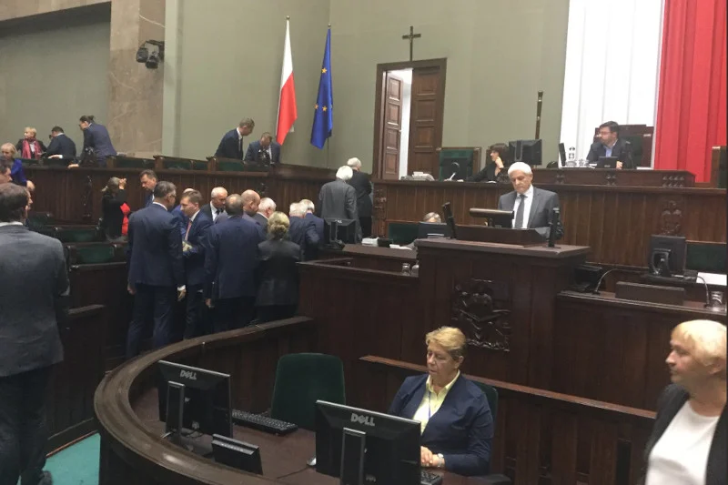 Na zdjęciu zamieszczonym w sieci przez Roberta Kropiwnickiego widać, jak Kaczyński lekceważy prezesa Sądu Najwyższego.