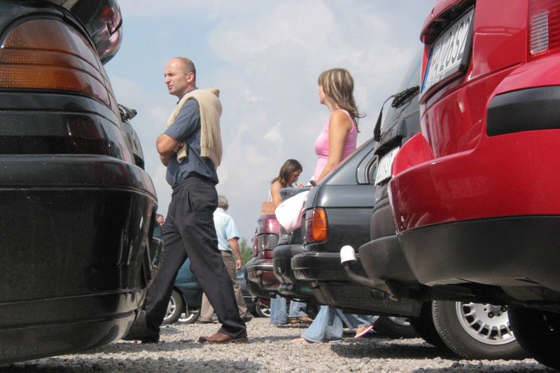 Kupujący używane auta często nie wiedzą, że OC poprzedniego właściciela nie przedłuża się już automatycznie. Za brak polisy czekają surowe kary od UFG.