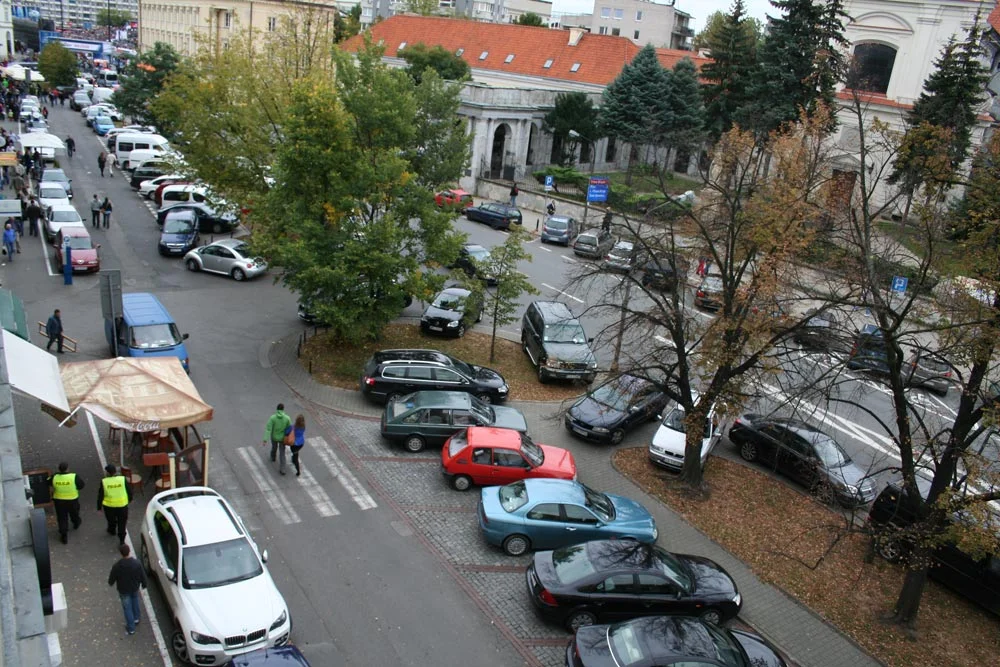 Patrol policji nie zwraca uwagi na źle zaparkowane auta