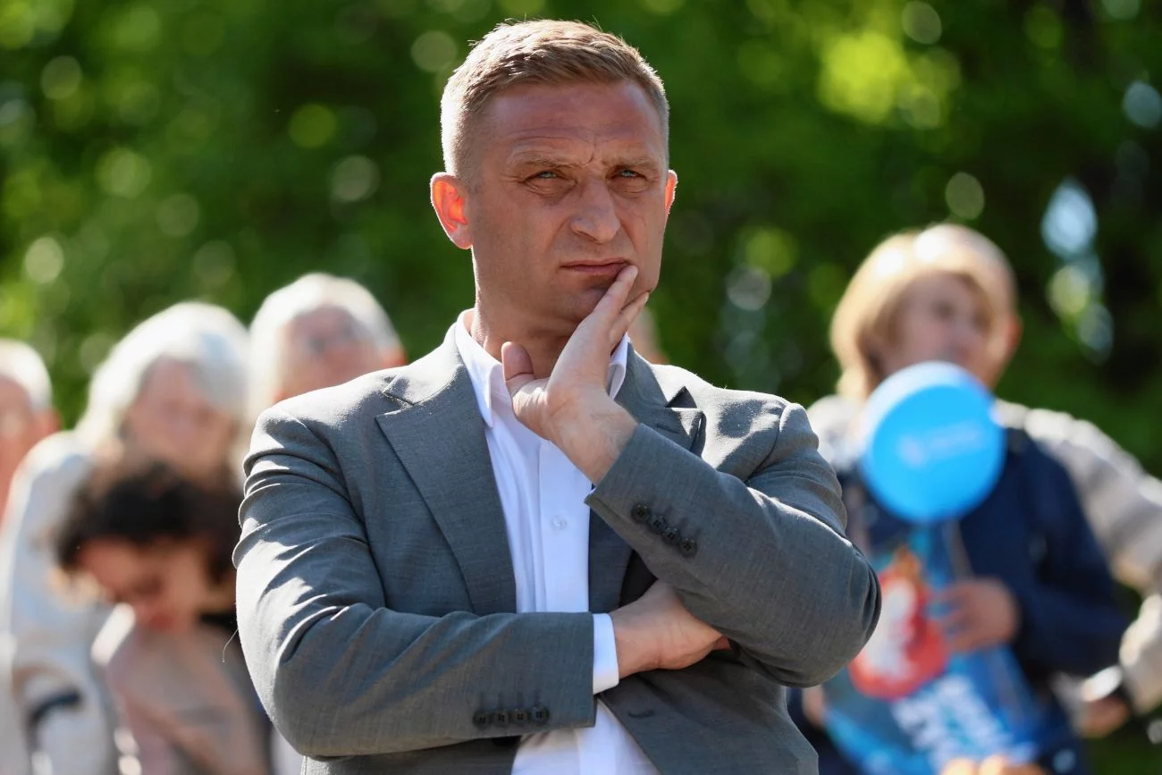 Czarne chmury nad Bąkiewiczem. Odpowie za atak na aktywistkę. Robert Bąkiewicz będzie musiał odbyć karę. Taką decyzję podjął Bodnar.