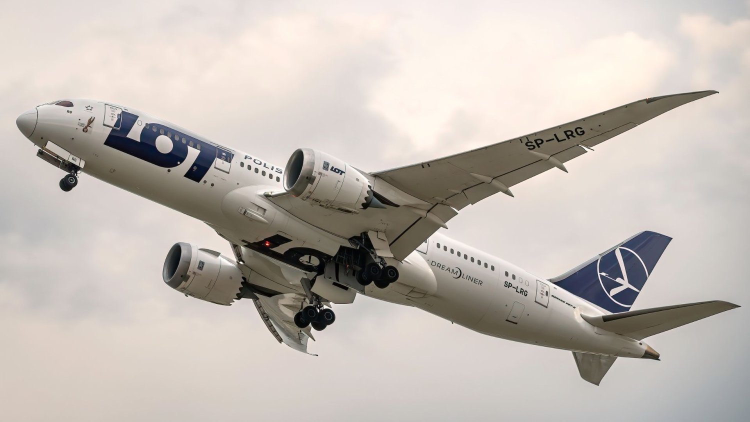 LOT przedłuża zawieszenie lotów. Na liście 4 kierunki