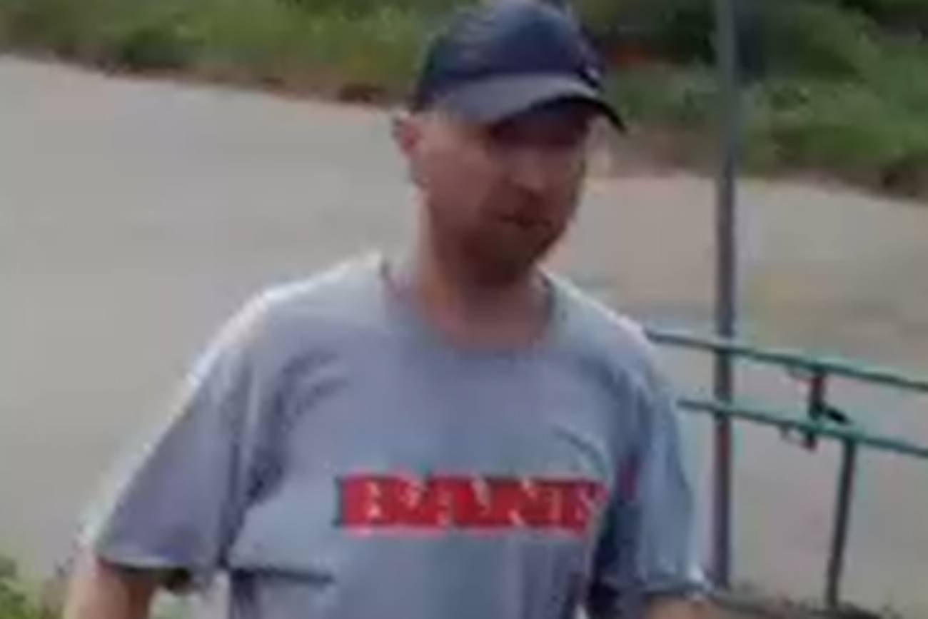 Policjanci z Komisariatu Policji Poznań – Północ poszukują mężczyzny podejrzanego o dopuszczenie się innej czynności seksualnej wobec osoby małoletniej.