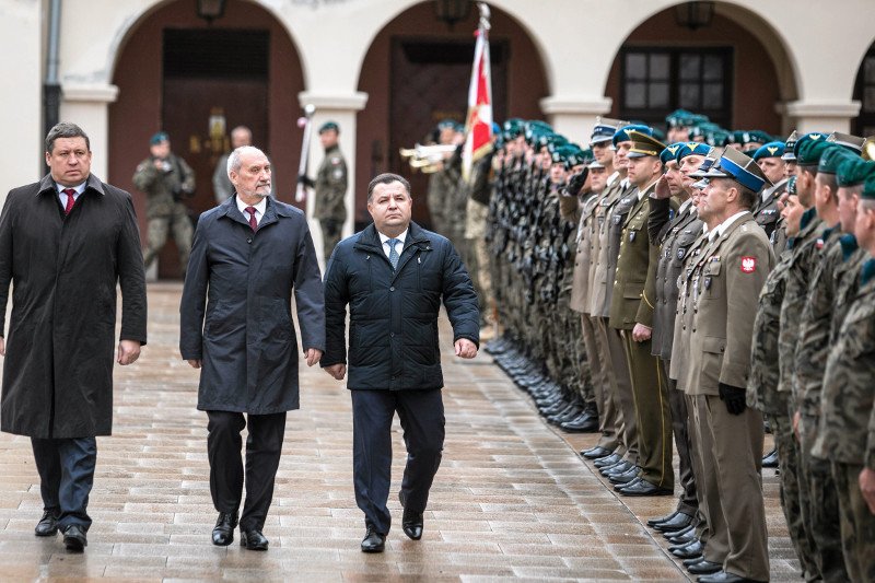 Antoni Macierewicz 2 lata temu wstrzymał przetarg na nowe mundury.