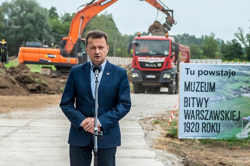 Mariusz Błaszczak inaugurował budowę muzeum w Ossowie. Dzień później teren inwestycji opustoszał.