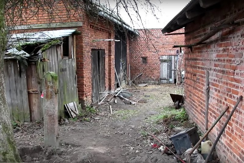 Zwłoki jednego dziecka zostały zakopane z tyłu tej posesji w Ciecierzynie. Trzy inne ciała matka ukryła w piecu.