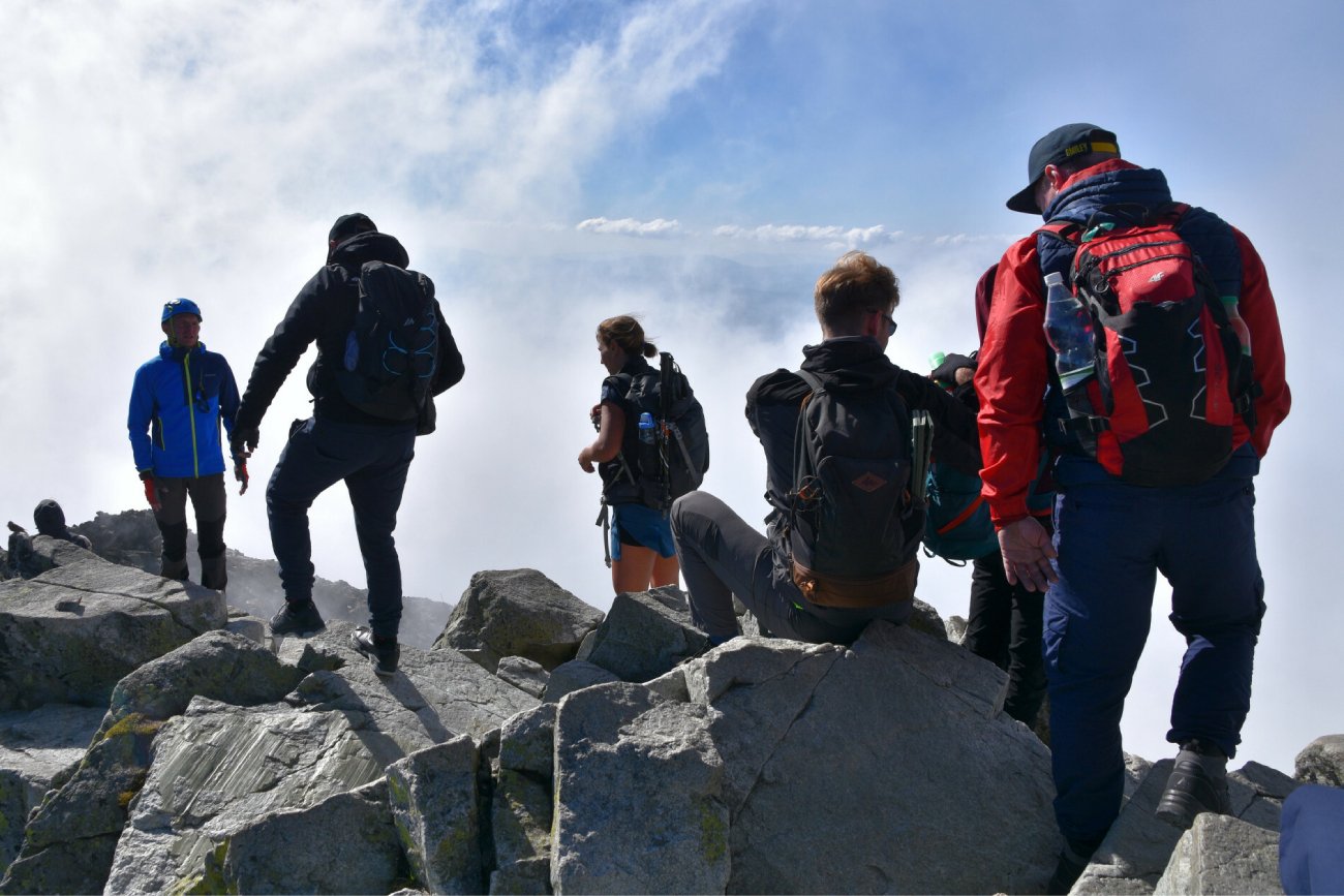 Jak ubrać się w góry? Dlaczego lepiej nie iść w klapkach na Rysy