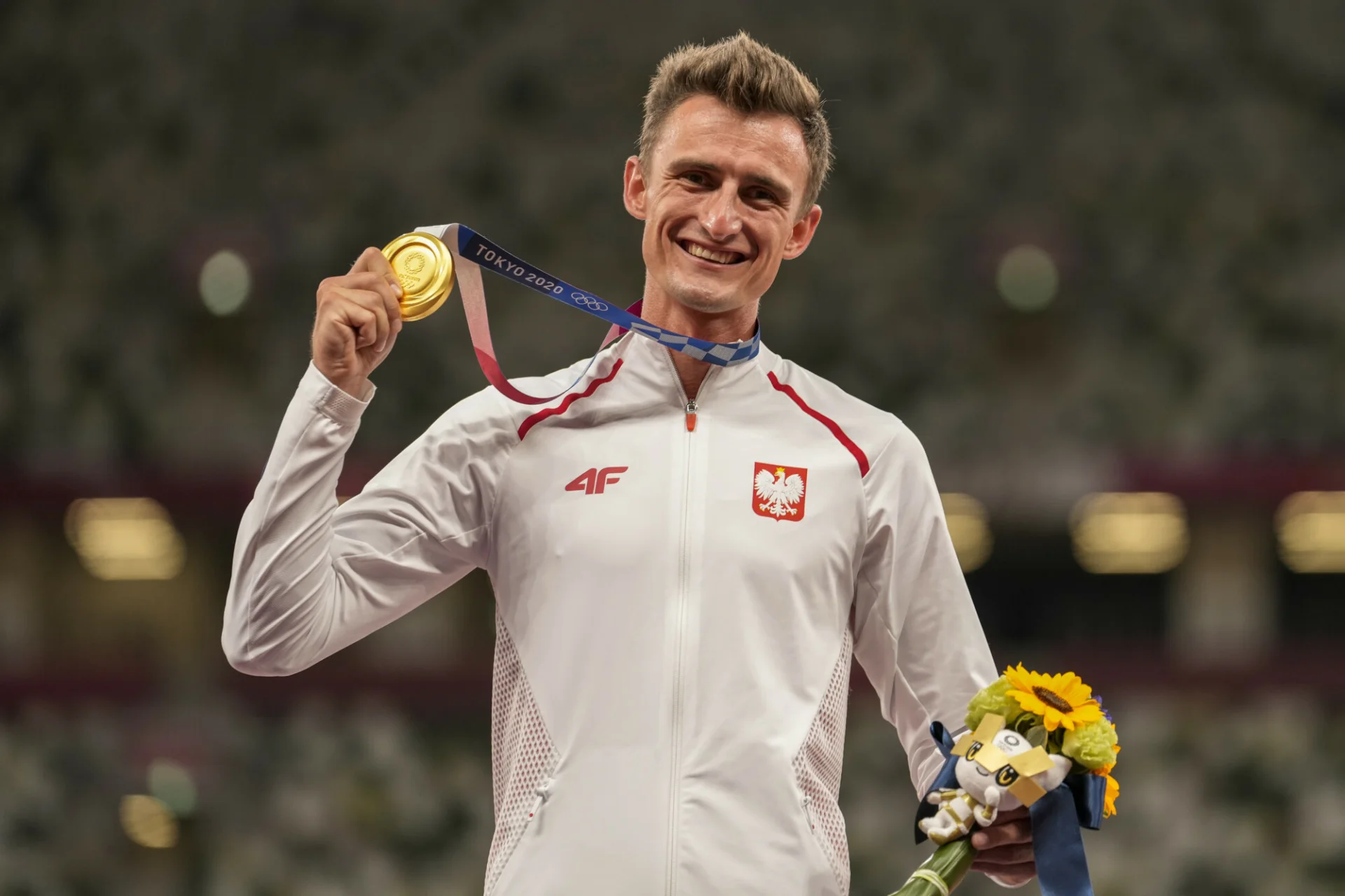 Dawid Tomala ze swoim złotym medalem olimpijskim w Tokio