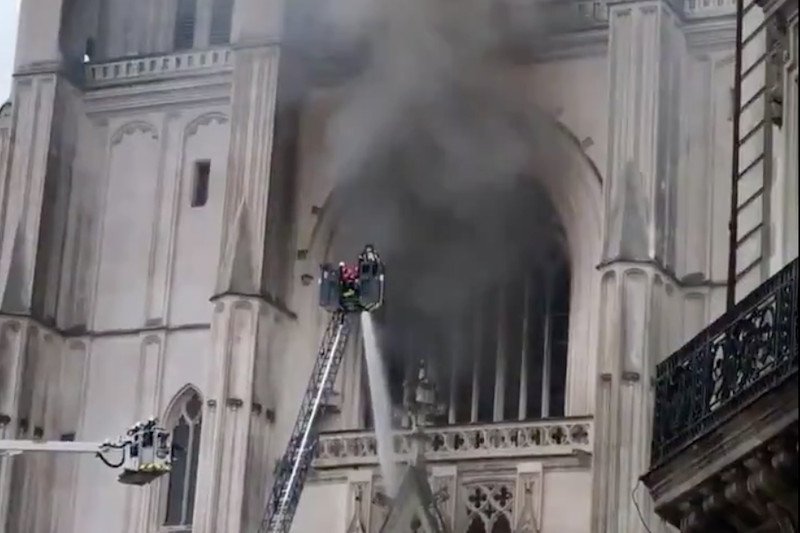 Płonie katedra w Nantes.