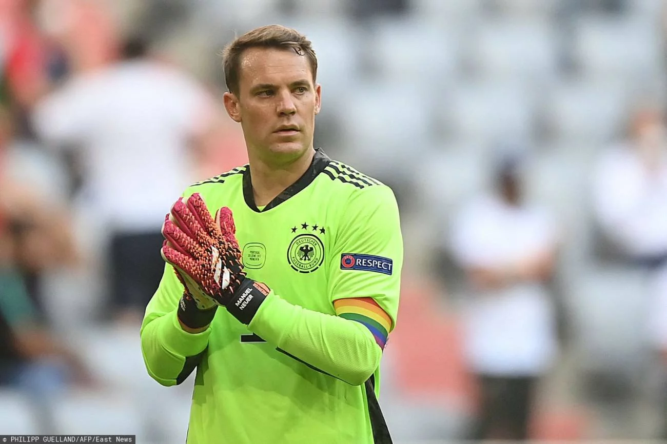 Bramkarz Niemiec Manuel Neuer z tęczową opaską
