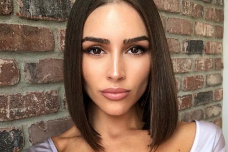 Glass Hair to trend, który będzie rządził w najbliższych miesiącach. Jak samodzielnie uzyskać efekt szklanych włosów?