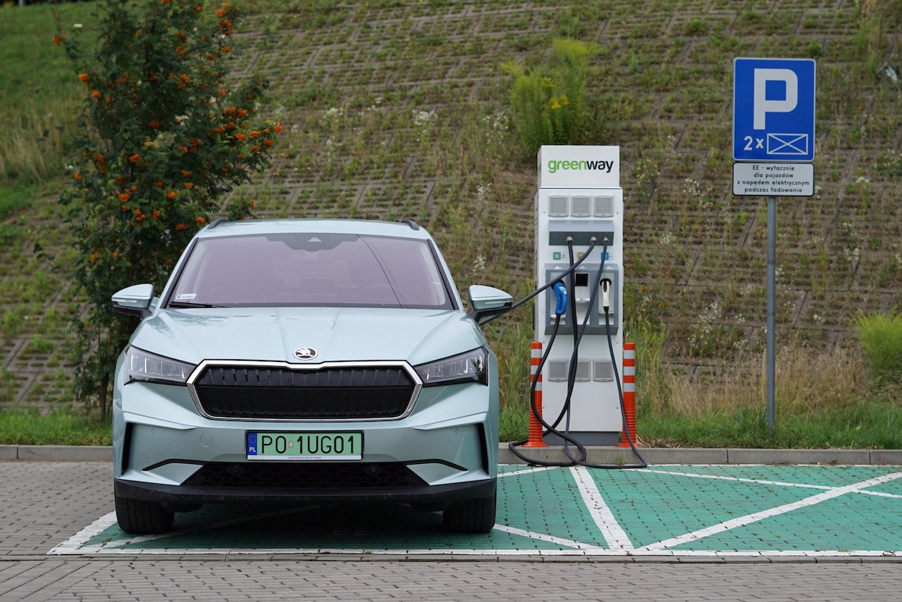 Skoda Enyaq to pierwszy elektryk czeskiego producenta. Z czasem ma szansę przekonać Polaków do elektromobilności.