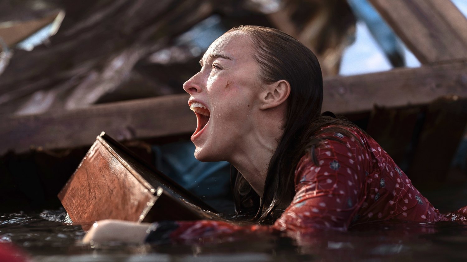 Nowy film Netflixa został zjedzony przez krytyków. Pada porównanie do "Sharknada" Phoebe Dynevor w filmie "Morderczy żywioł"