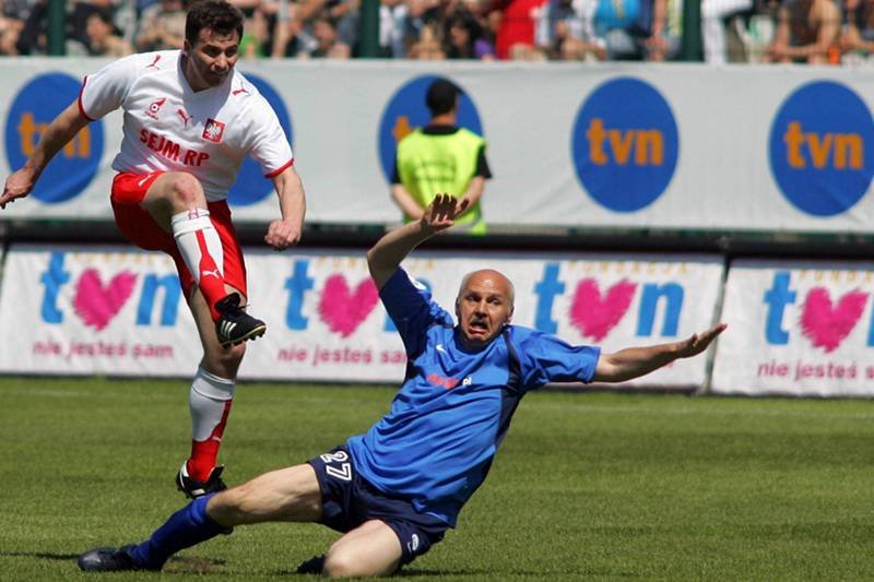Tomasz Zubilewicz sam bardzo lubi grać w piłkę. Tu na stadionie Legii walczy z Wojciechem Olejniczakiem