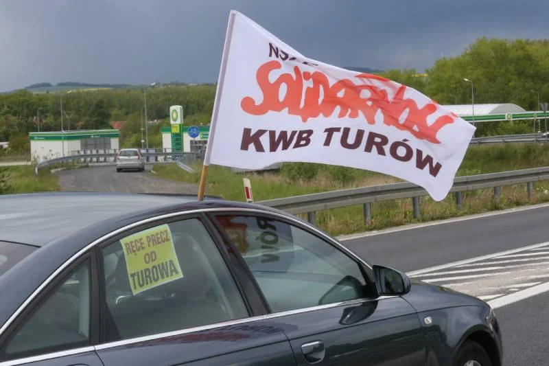 Pracownicy kopalni w Turowie na znak protestu postanowili zablokować ruch przy granicy z Czechami długą kolumną samochodów.