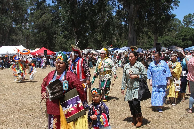 W tradycji Indian północnoamerykańskich pow-wow to wielki zjazd plemienny połączony ze zbiorowymi śpiewami, tańcami i innymi ceremoniami
