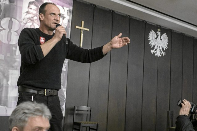 Paweł Kukiz zaatakował na Facebooku Roberta Biedronia.